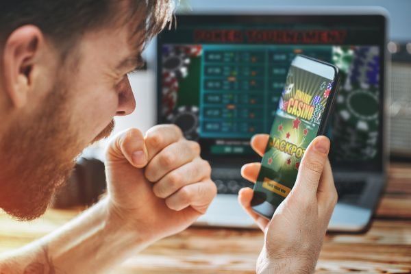 Pengguna dalam situasi santai menikmati hiburan digital di berbagai kota Indonesia dengan perangkat mobile